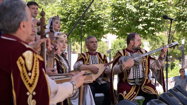 Ансамбль народном музыки на открытии отреставрированного парка Новый Ереван (1 июня 2019). Ереван - Sputnik Армения