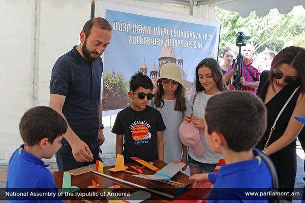 Спикер Парламента Арарат Мирзоян на праздничных мероприятиях в парке Национального Собрания (1 июня 2019). Еревaн - Sputnik Армения