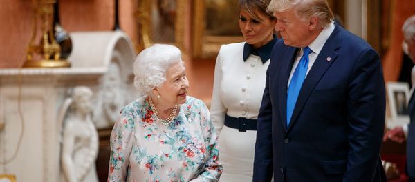 Королева Великобритании Елизавета II с президентом и первой леди США Дональдом и Меланией Трамп на выставке предметов Королевской коллекции в Букингемском дворце (3 июня 2019). Лондон - Sputnik Армения