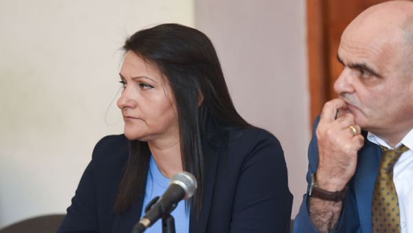Назик Амирян и адвокат Левон Багдасарян на судебном заседании по делу генерала Манвела Григоряна и его супруги Назик Амирян (4 июня 2019). Еревaн Назик Амирян и адвокат Левон Багдасарян на судебном заседании по делу генерала Манвела Григоряна и его супруги Назик Амирян (4 июня 2019). Еревaн - Sputnik Армения
