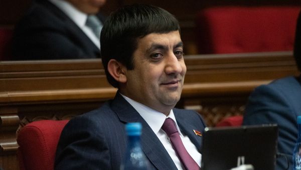 Депутат от фракции Мой шаг Тигран Карапетян на внеочередном заседании парламента Армении (12 февраля 2019). Еревaн - Sputnik Армения