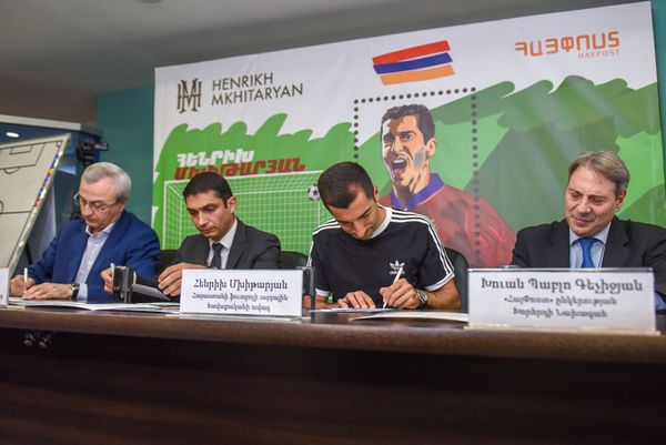 Церемония гашения марки, посвященной Генриху Мхитаряну (4 июня 2019). Еревaн - Sputnik Армения