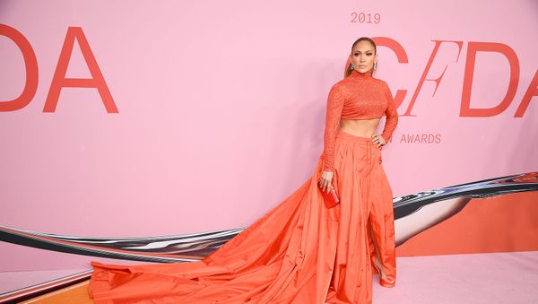 Дженнифер Лопес позирует с наградой Икона моды на CFDA Fashion Awards в Бруклинском музее искусств (3 июня 2019). Нью-Йорк - Sputnik Армения