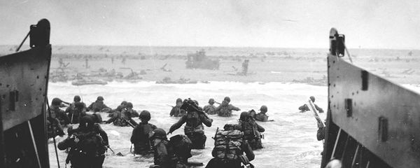 Американские солдаты высаживаются с десантного корабля в Нормандии (6 июня 1944). Франция - Sputnik Արմենիա