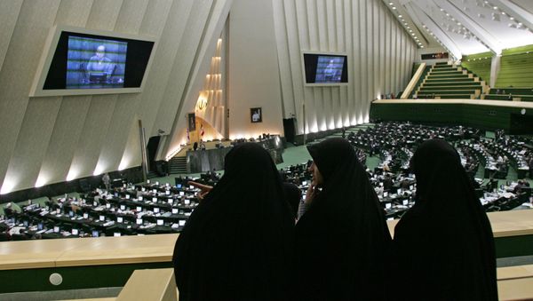 Иранские женщины следят за заседанием Парламента - Sputnik Армения