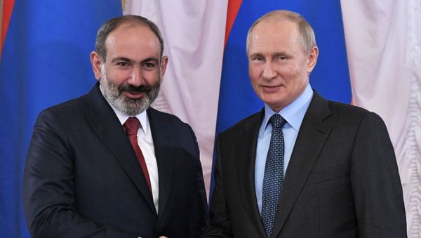 Встреча премьер-министра Армении Никола Пашиняна и президента России Владимира Путина на полях Петербургского международного экономического форума 2019 (6 июня 2019). Санкт-Петербург - Sputnik Армения