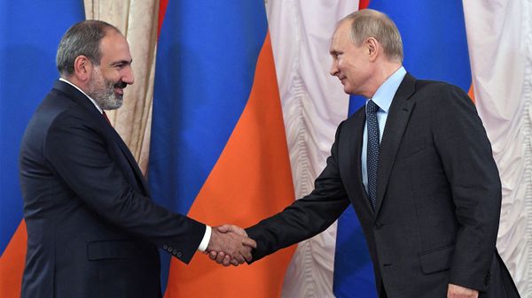 Встреча премьер-министра Армении Никола Пашиняна и президента России Владимира Путина на полях Петербургского международного экономического форума 2019 (6 июня 2019). Санкт-Петербург - Sputnik Армения