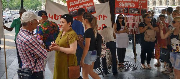 Акция протеста против директора Ереванского зоопарка перед Домом правительства (7 июня 2019). Еревaн - Sputnik Արմենիա