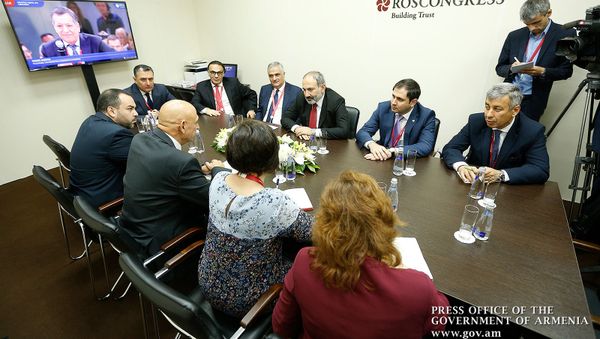 Премьер-министр Армении Никол Пашинян встретился с директором Новаторского центра министерства экономики Израиля Аароном Аароном на полях Петербургского международного экономического форума 2019 (6 июня 2019). Санкт-Петербург Премьер-министр Армении Никол Пашинян встретился с директором Новаторского центра министерства экономики Израиля Аароном Аароном на полях Петербургского международного экономического форума 2019 (6 июня 2019). Санкт-Петербург - Sputnik Արմենիա