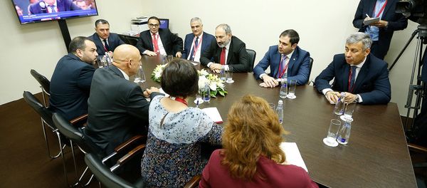 Премьер-министр Армении Никол Пашинян встретился с директором Новаторского центра министерства экономики Израиля Аароном Аароном на полях Петербургского международного экономического форума 2019 (6 июня 2019). Санкт-Петербург - Sputnik Արմենիա