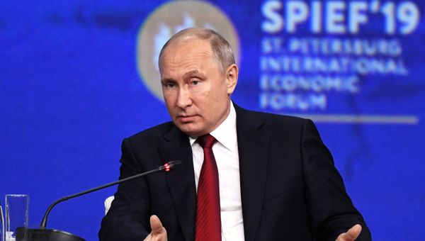 Президент России Владимир Путин на дисскуссии во время пленарного заседания ПМЭФ-2019 (7 июня 2019). Санкт-Петербург - Sputnik Армения