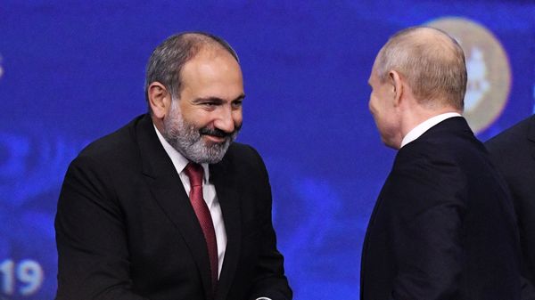 Премьер-министр Армении Никол Пашинян и президент России Владимир Путин после окончания пленарного заседания ПМЭФ-2019 (7 июня 2019). Санкт-Петербург - Sputnik Армения