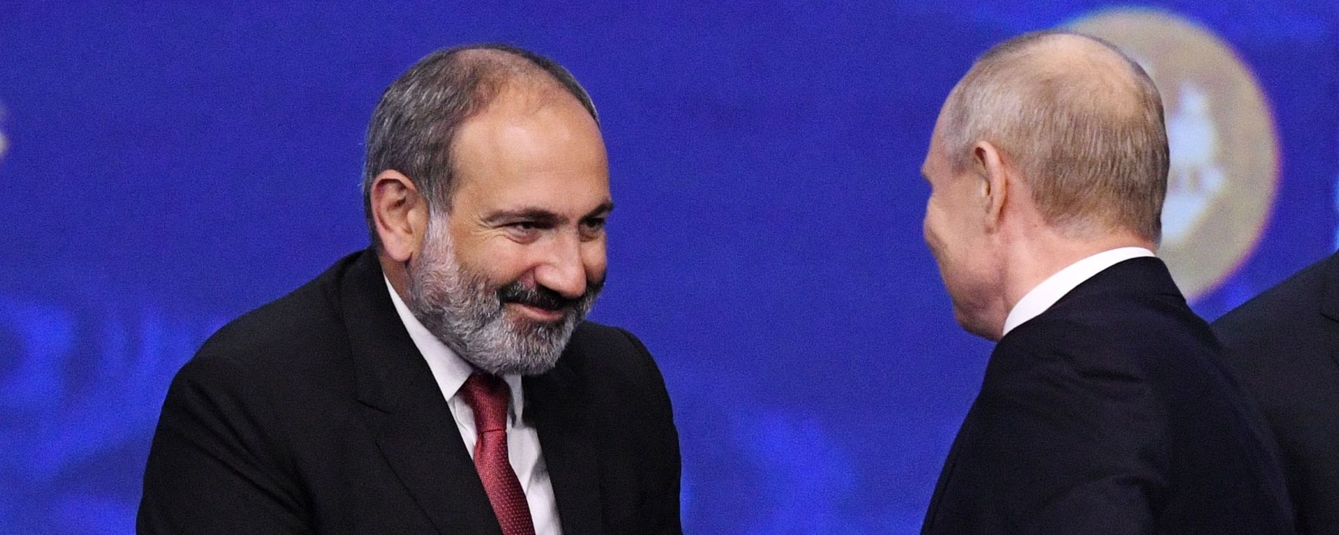Премьер-министр Армении Никол Пашинян и президент России Владимир Путин после окончания пленарного заседания ПМЭФ-2019 (7 июня 2019). Санкт-Петербург - Sputnik Армения, 1920, 12.10.2021