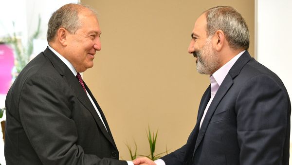 Президент Армен Саркисян и премьер-министр Никол Пашинян на форуме Armenian Summit of Minds (8 июня 2019). Дилижан - Sputnik Արմենիա