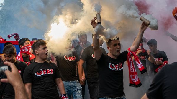 Футбольные фанаты из фан-зоны FAF во время марша перед началом отборочного матча Евро-2020 между сборными Армении и Лихтенштейна (8 июня 2019). Еревaн - Sputnik Армения