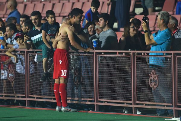 Полузащитник сборной Армении по футболу Геворг Казарян подарил футболку болельщику после матча между сборными Армении и Лихтенштейна в рамках отборочного тура Евро-2020 (8 июня 2019). Еревaн Полузащитник сборной Армении по футболу Геворг Казарян подарил футболку болельщику после матча между сборными Армении и Лихтенштейна в рамках отборочного тура Евро-2020 (8 июня 2019). Еревaн - Sputnik Армения