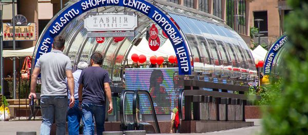 Прохожие у одного из входов в торговый центр Tashir Street на Северном проспекте - Sputnik Армения