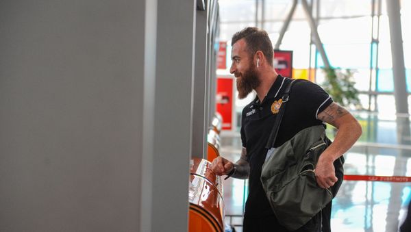 Футболисты сборной Армении в аэропорту Звартноц перед вылетом в Афины на очередной матч отборочного тура Евро-2020 против сборной Греции (9 июня 2019). Еревaн Футболисты сборной Армении в аэропорту Звартноц перед вылетом в Афины на очередной матч отборочного тура Евро-2020 против сборной Греции (9 июня 2019). Еревaн - Sputnik Армения