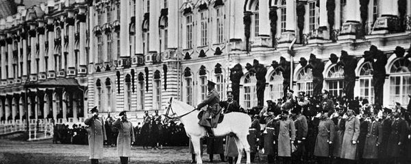 Император Николай II, верхом на лошади, принимает парад в Царском Селе. Император Николай II, верхом на лошади, принимает парад в Царском Селе. - Sputnik Армения