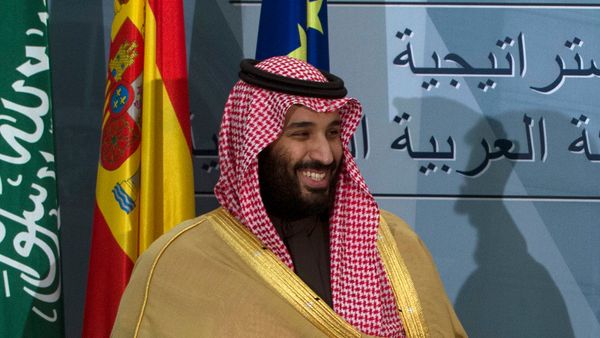 Наследный принц Саудовской Аравии Мухаммед бин Салман во время встречи с премьер-министром Испании Мариано Рахоем во дворце Монклоа (12 апреля 2018). Мадрид - Sputnik Армения