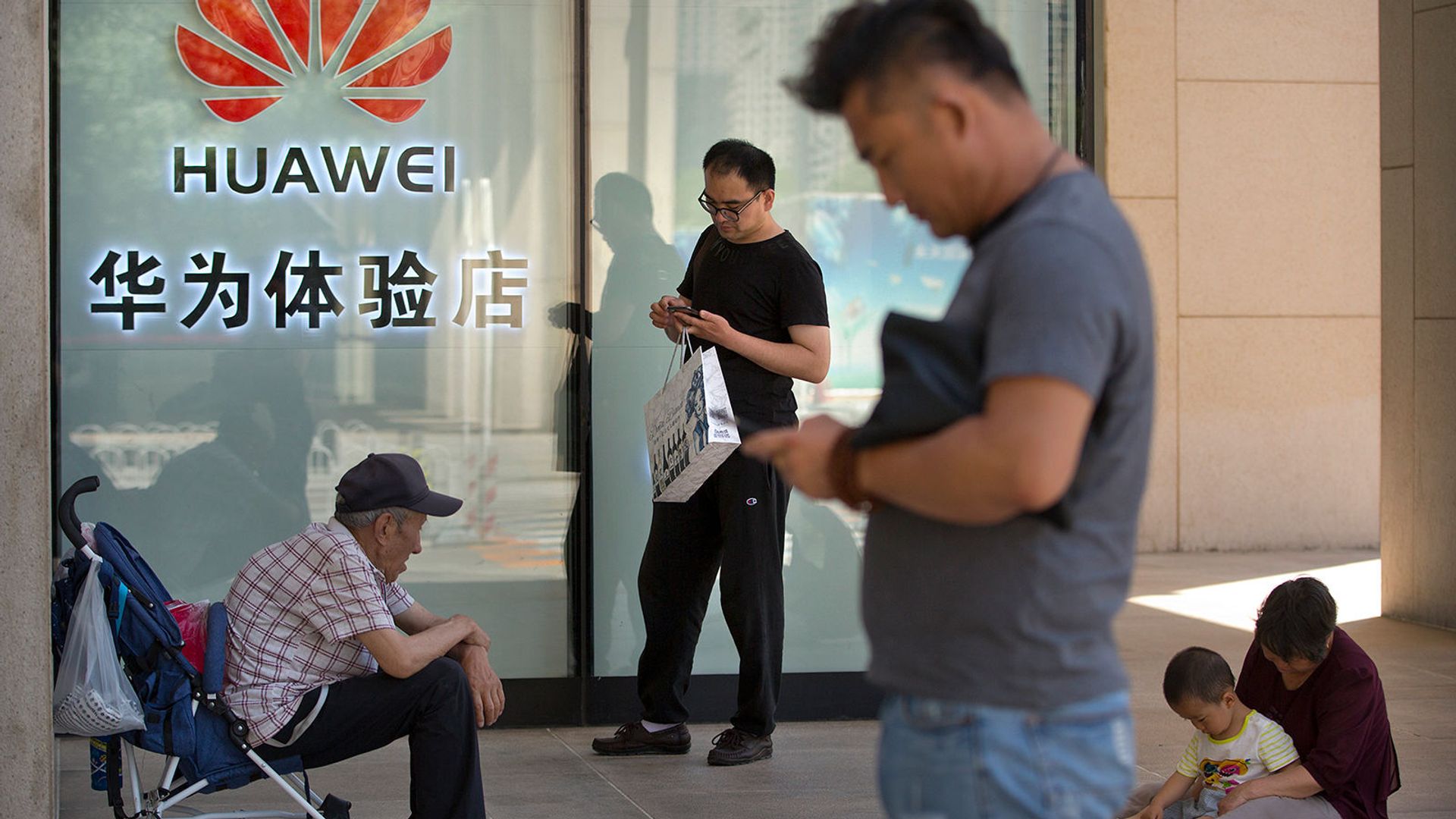 Հաճախորդները Huawei -ի խանութի մոտ Հաճախորդները Huawei -ի խանութի մոտ - Sputnik Արմենիա, 1920, 10.03.2022