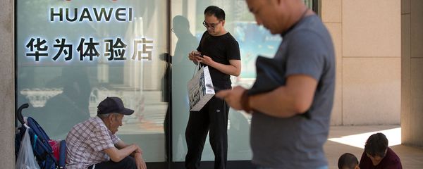 Пользователи со смартфонами у магазина Huawei в торговом центре (29 мая 2019). Пекин - Sputnik Армения
