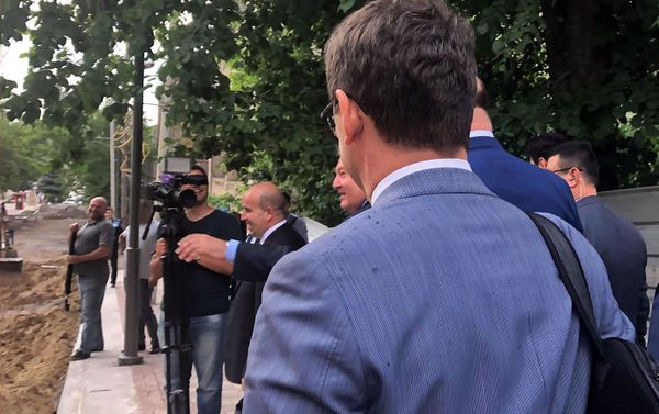 Президент Армении Армен Саркисян с итальянской делегацией, во главе с послом Винченцо Дель Монако во время прогулки по городу (11 июня 2019). Гюмри Президент Армении Армен Саркисян с итальянской делегацией, во главе с послом Винченцо Дель Монако во время прогулки по городу (11 июня 2019). Гюмри - Sputnik Армения
