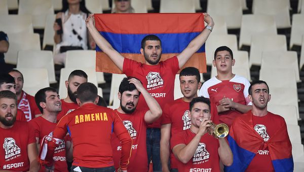 Болельщики сборной Армении по футболу на трубуне стадиона Олимпик перед началом футбольного матча отборочного тура Евро-2020 между сборными Греции и Армении (11 июня 2019). Афины - Sputnik Արմենիա