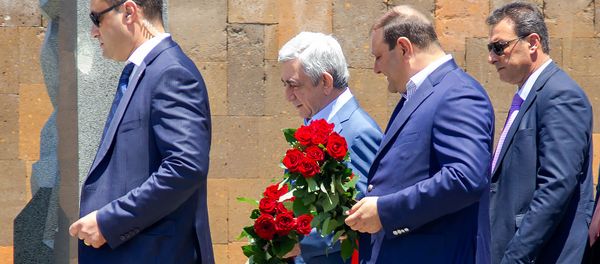 Третий президент Армении Серж Саргсян и экс-мэр Еревана Тарон Маркарян посетили могилу покойного премьер-министра Андраника Маркаряна (12 июня 2019). Еревaн - Sputnik Արմենիա