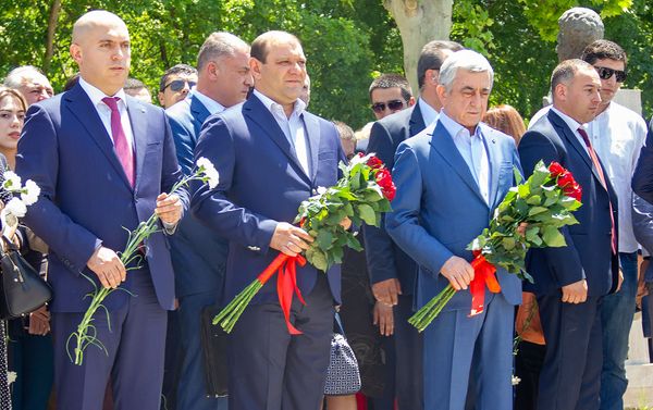 Третий президент Армении Серж Саргсян и экс-мэр Еревана Тарон Маркарян посетили могилу покойного премьер-министра Андраника Маркаряна (12 июня 2019). Еревaн - Sputnik Армения