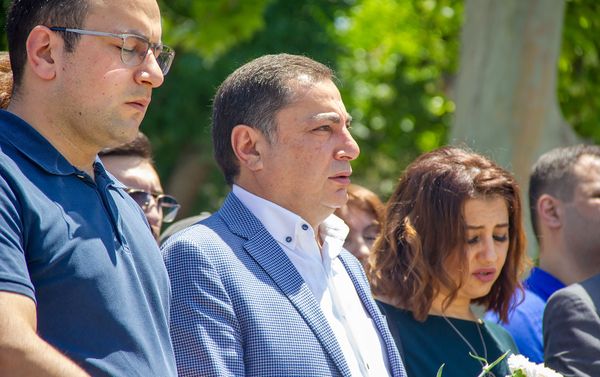 Ваграм Гагдасарян посетил могилу покойного премьер-министра Андраника Маркаряна (12 июня 2019). Еревaн - Sputnik Армения