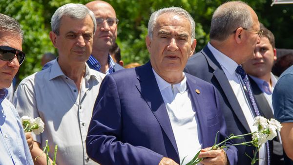 Галуст Саакян посетил могилу покойного премьер-министра Андраника Маркаряна (12 июня 2019). Еревaн Галуст Саакян посетил могилу покойного премьер-министра Андраника Маркаряна (12 июня 2019). Еревaн - Sputnik Армения
