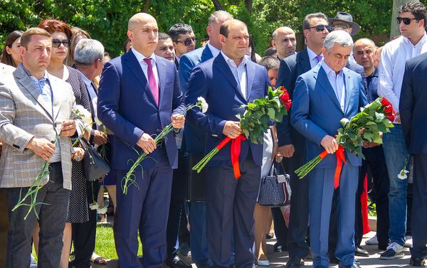Карен Авагян, Армен Ашотян, Тарон Маргарян и Серж Саргсян во время поминальной молитвы у могилы покойного премьер-министра Андраника Маркаряна (12 июня 2019). Еревaн - Sputnik Армения