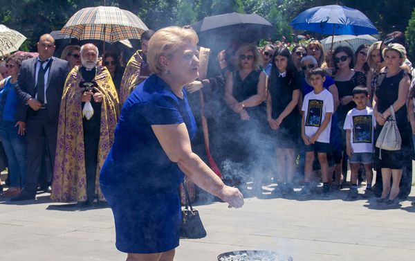 Поминальная молитва у могилы покойного премьер-министра Андраника Маркаряна (12 июня 2019). Еревaн - Sputnik Армения