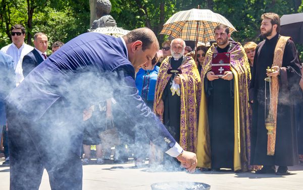 Тарон Маргарян у могилы покойного премьер-министра Андраника Маркаряна (12 июня 2019). Еревaн - Sputnik Армения