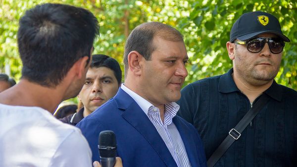 Тарон Маргарян у могилы покойного премьер-министра Андраника Маркаряна (12 июня 2019). Еревaн - Sputnik Արմենիա