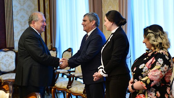 Президент Армен Саркисян принял делегацию партии Республика во главе с председателем партии Арамом Саркисяном (12 июня 2019). Еревaн - Sputnik Արմենիա