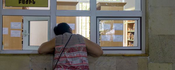 Женщина в ожидании у регистратуры в поликлинике медцентра Сурб Григор Лусаворич - Sputnik Արմենիա