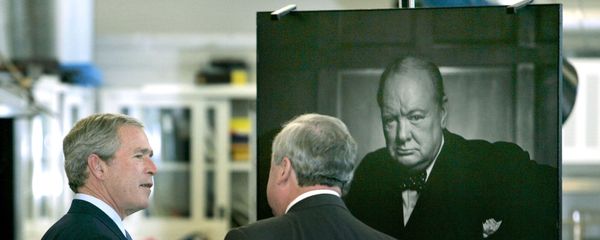 Президент США Джордж Буш-младший у портрета бывшего премьер-министра Великобритании Уинстона Черчилля фотографa Юсуфa Каршa во время экскурсии по Национальному центру сохранения архивов (30 ноября 2004). Оттавa - Sputnik Արմենիա