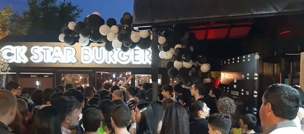 Люди перед Black Star Burger (13 июня 2019). Еревaн - Sputnik Արմենիա