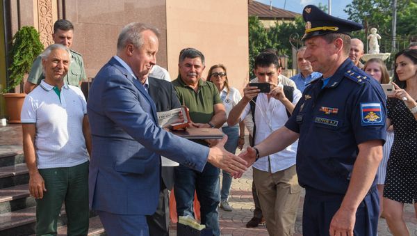 Командиру российской авиабазы Эребуни, полковнику Александру Петрову присвоено звание Заслуженный военный летчик РФ (14 июня 2019). Еревaн - Sputnik Армения