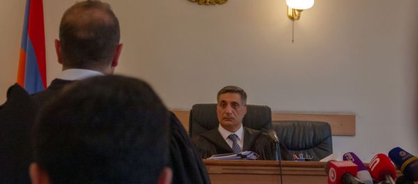 Судья Армен Даниелян наблюдает за выступлением адвоката Севака Торосяна на судебном заседании по делу 1 марта (14 июня 2019). Еревaн - Sputnik Армения