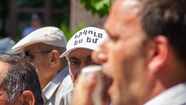 Противники Роберта Кочаряна перед зданием Апелляционного уголовного суда Армении (14 июня 2019). Еревaн - Sputnik Արմենիա