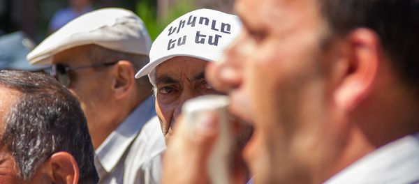 Противники Роберта Кочаряна перед зданием Апелляционного уголовного суда Армении (14 июня 2019). Еревaн - Sputnik Արմենիա