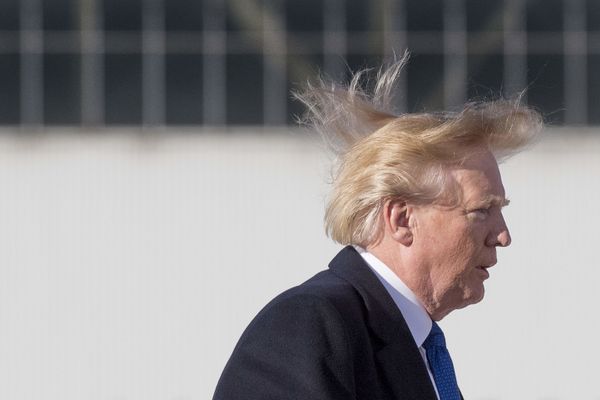 Президент США Дональд Трамп во время посадки в самолет  - Sputnik Армения