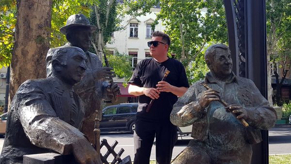 Зурен Бирке у скультуры дудукистов Ваче Овсепяна, Левона Мадояна и Дживана Гаспаряна - Sputnik Армения