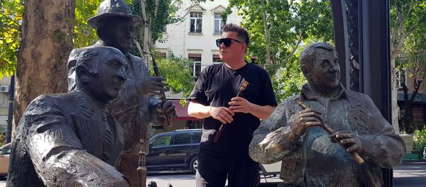 Зурен Бирке у скультуры дудукистов Ваче Овсепяна, Левона Мадояна и Дживана Гаспаряна - Sputnik Армения