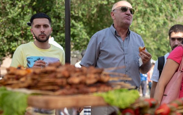 Посетители у павильона национальной еды на фестивале еды Утест Фест в Ереване Посетители у павильона национальной еды на фестивале еды Утест Фест в Ереване - Sputnik Армения