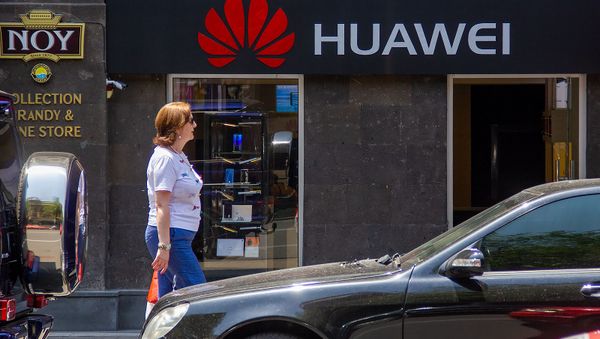 Прохожая у магазина Huawei в Ереване - Sputnik Արմենիա