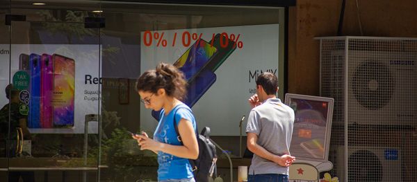 Прохожая у магазина Xiaomi в Ереване Прохожая у магазина Xiaomi в Ереване - Sputnik Армения